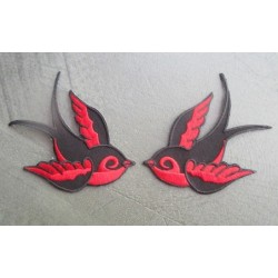 Paar rot-schwarze Schwalben-Patches im New School Stil, ideal für Pin-up und Rockabilly
