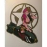 Mini sticker pin-up militaire aux cheveux roses sur une bombe style année 50 rétro
