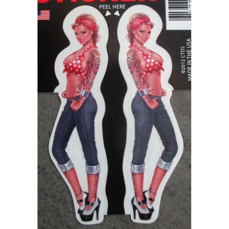 Kleiner Pin-up-Sticker, blonde Frau in Jeans und rotem T-Shirt mit weißen Punkten, transparenter Aufkleber
