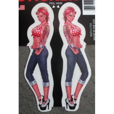 Kleiner Pin-up-Sticker, blonde Frau in Jeans und rotem T-Shirt mit weißen Punkten, transparenter Aufkleber
