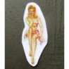 Mini sticker pin-up blonde en sous-vêtements hawaïens autocollant
