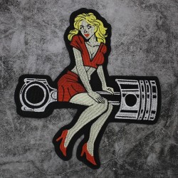 Großer Aufnäher Pin-up Blondine sitzt auf Pleuel und Kolben 31x28 cm
