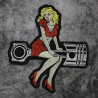 Großer Aufnäher Pin-up Blondine sitzt auf Pleuel und Kolben 31x28 cm
