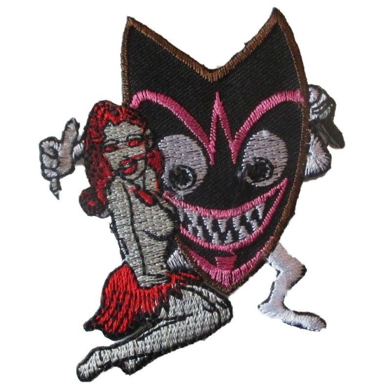 Patch Tiki, der ein Pin-up fängt, 7,5 x 6,5 cm, aufbügelbarer Aufnäher für Jacke und Blouson
