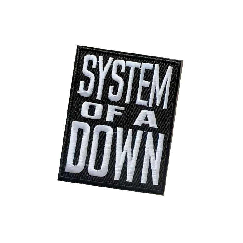 Patch Brodé "System of a Down" – Logo l– 7,5 x 6 cm