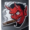 Sticker diable rouge fumant un cigare  12x12 cm autocollant visage vers la gauche